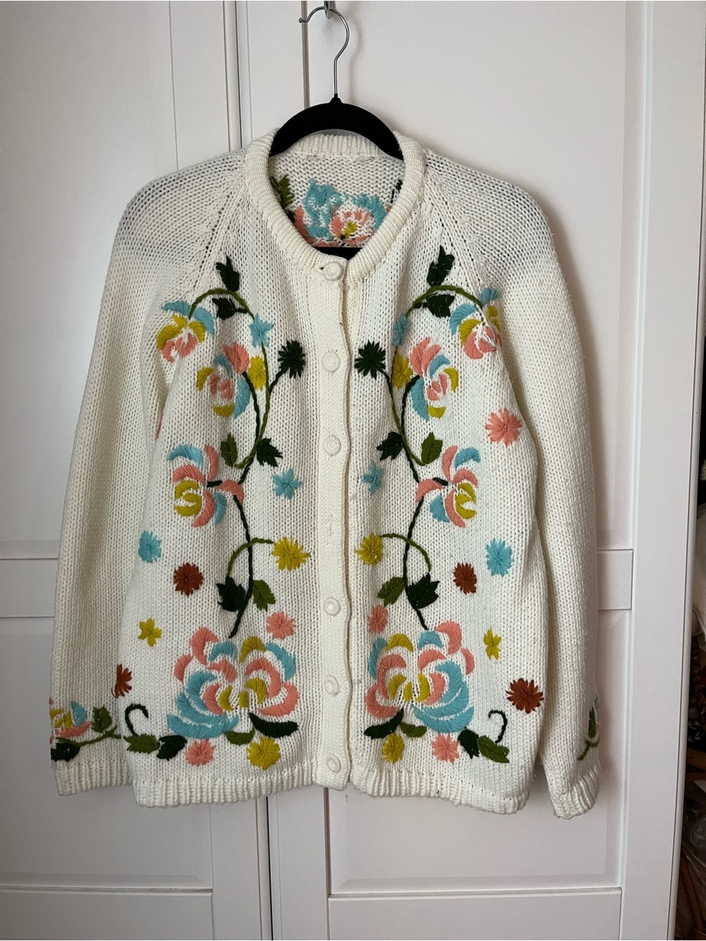 Vintage handmade Cream Floral Embroidered Button-Front Sweater Cardigan